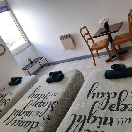 Paris Par Trains, Area, Studios Avec Salle De Bain Et Kitchenette Privees, Ou, Chambres Avec Salles Bain Et Cuisines Communes Persan Bagian luar foto