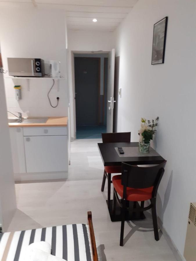 Paris Par Trains, Area, Studios Avec Salle De Bain Et Kitchenette Privees, Ou, Chambres Avec Salles Bain Et Cuisines Communes Persan Bagian luar foto