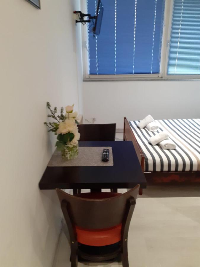 Paris Par Trains, Area, Studios Avec Salle De Bain Et Kitchenette Privees, Ou, Chambres Avec Salles Bain Et Cuisines Communes Persan Bagian luar foto