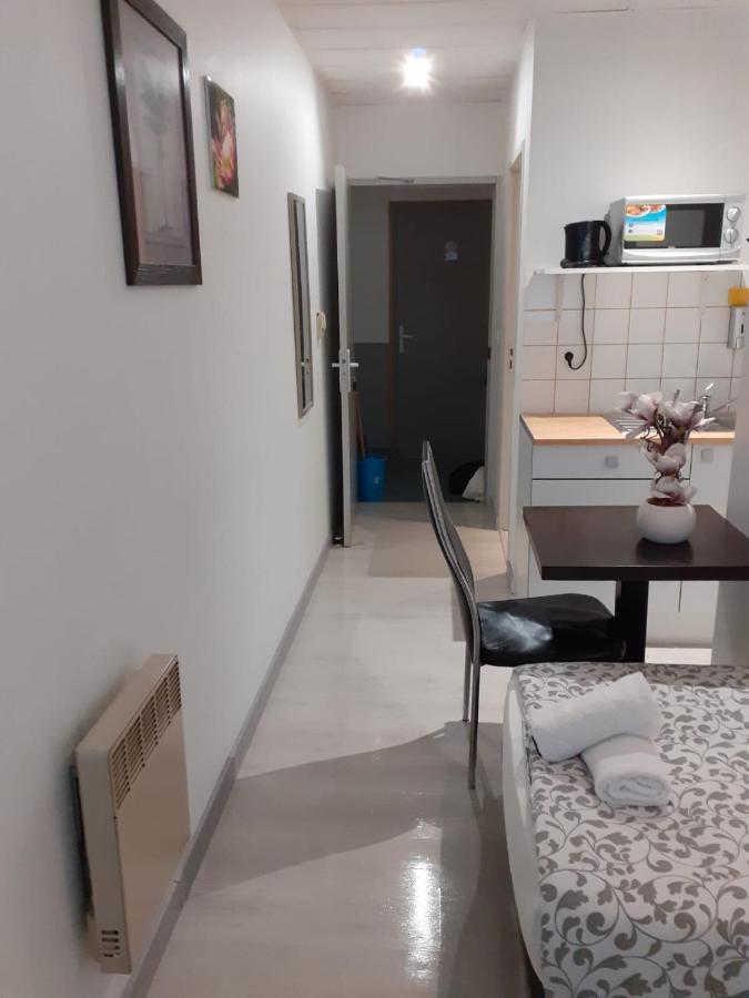 Paris Par Trains, Area, Studios Avec Salle De Bain Et Kitchenette Privees, Ou, Chambres Avec Salles Bain Et Cuisines Communes Persan Bagian luar foto