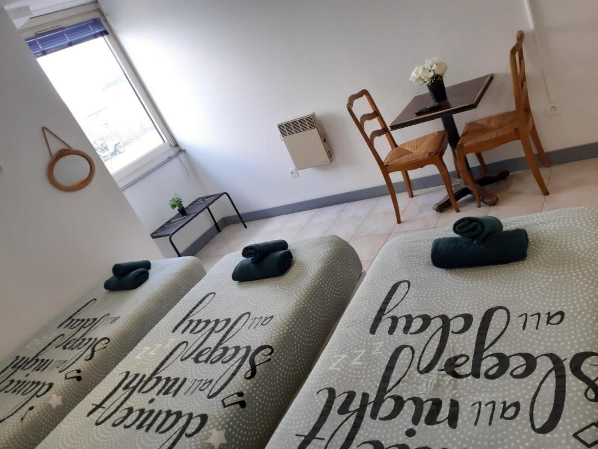 Paris Par Trains, Area, Studios Avec Salle De Bain Et Kitchenette Privees, Ou, Chambres Avec Salles Bain Et Cuisines Communes Persan Bagian luar foto