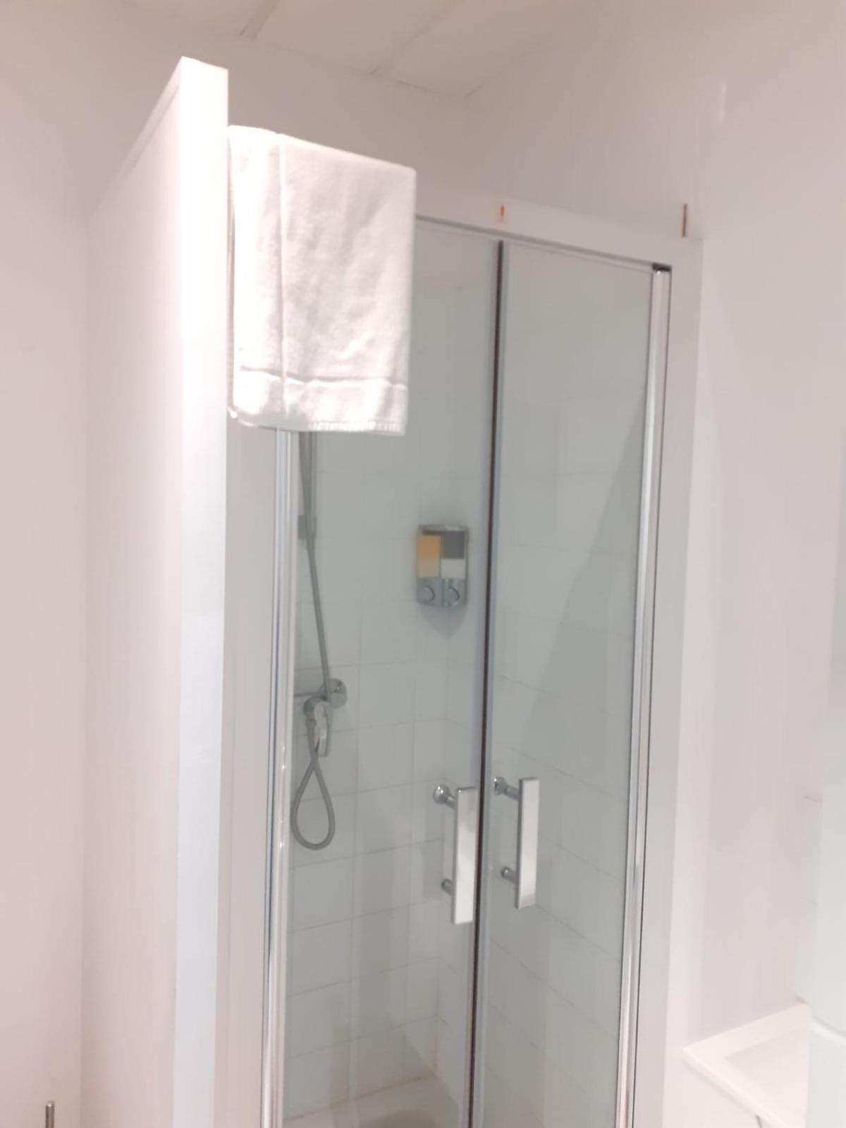 Paris Par Trains, Area, Studios Avec Salle De Bain Et Kitchenette Privees, Ou, Chambres Avec Salles Bain Et Cuisines Communes Persan Ruang foto