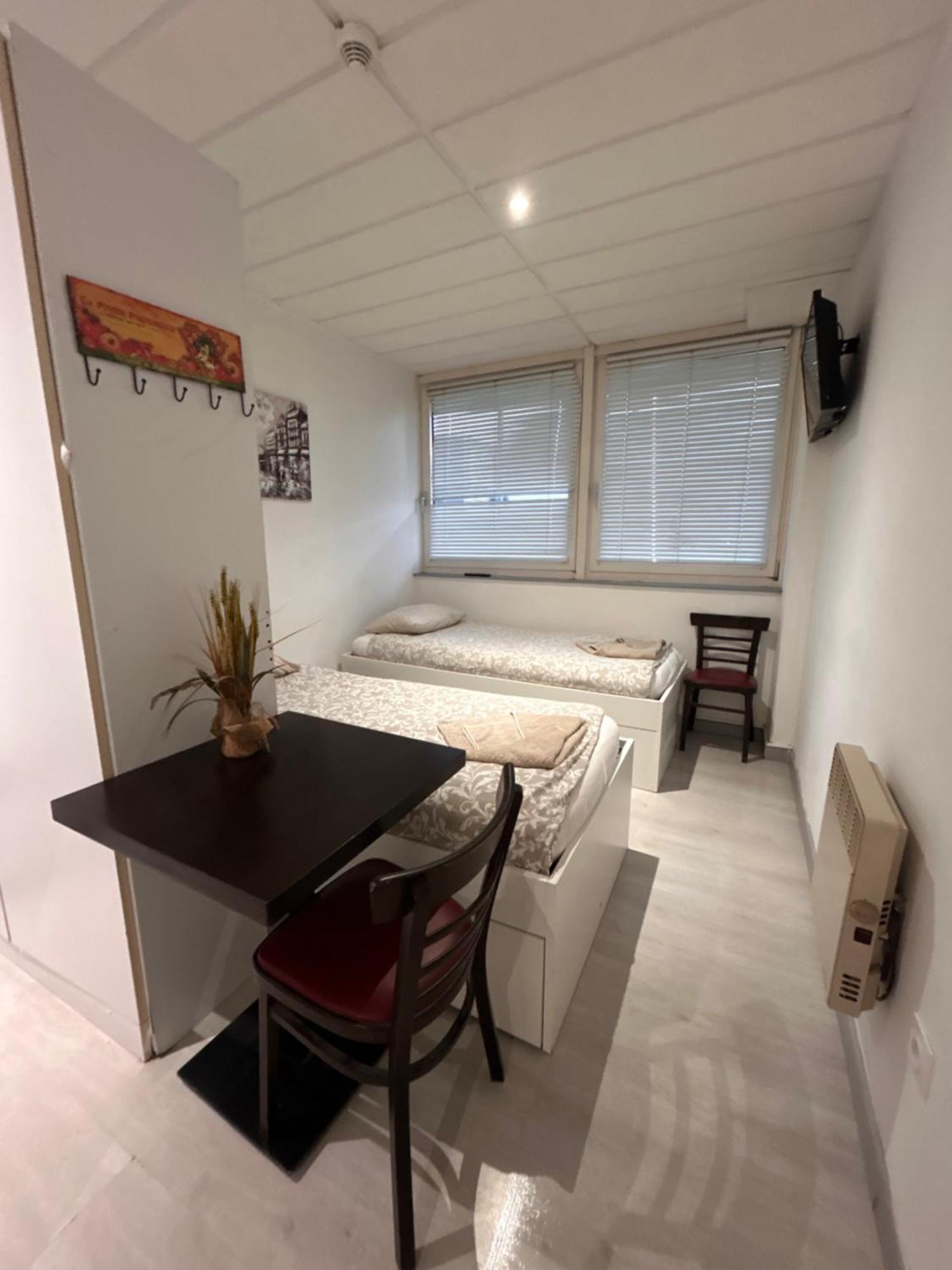 Paris Par Trains, Area, Studios Avec Salle De Bain Et Kitchenette Privees, Ou, Chambres Avec Salles Bain Et Cuisines Communes Persan Bagian luar foto